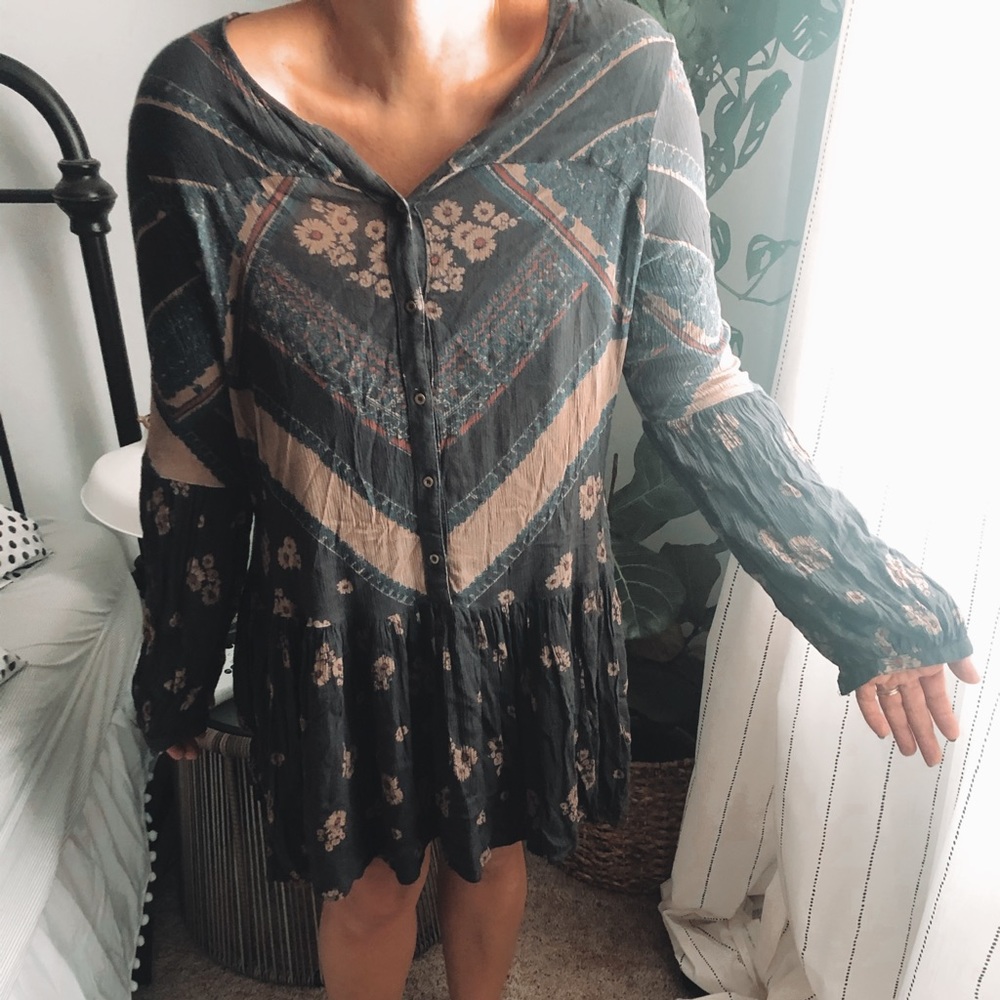 NWOT FREE PEOPLE floral design tunic! Has pockets